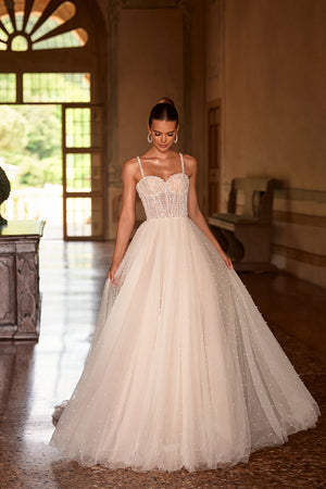Brautkleid Perla in Puderton, perlenbestickte Corsage und voluminöser Tüllrock, Vorderansicht