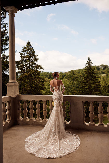 Romantic mermaid wedding dress from lace Procella from DAMA Couture (campaign photo)