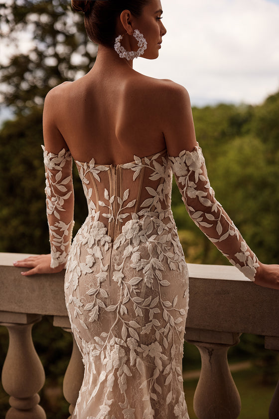 Brautkleid Procella in Nahaufnahme, bestickte Blüten und Blätter auf Spitze