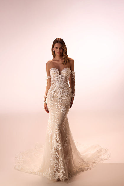 Romantic mermaid wedding dress from lace Procella from DAMA Couture (studio photo)