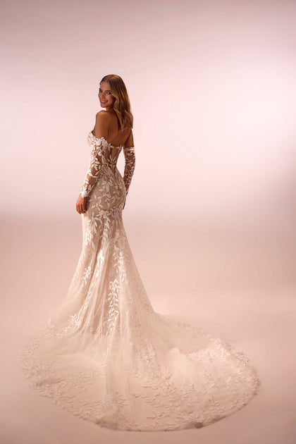 Romantic mermaid wedding dress from lace Procella from DAMA Couture (studio back photo)