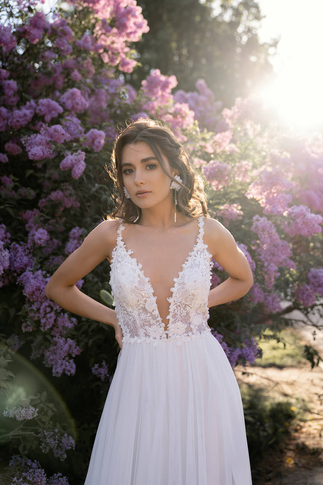 Brautkleid Rosaline im Gegenlicht, weicher Tüllrock und Spitzenkorsage von vorn