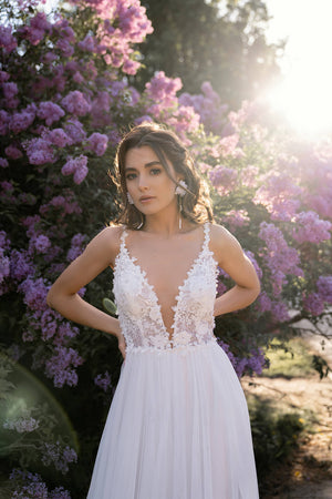 Brautkleid Rosaline im Gegenlicht, weicher Tüllrock und Spitzenkorsage von vorn