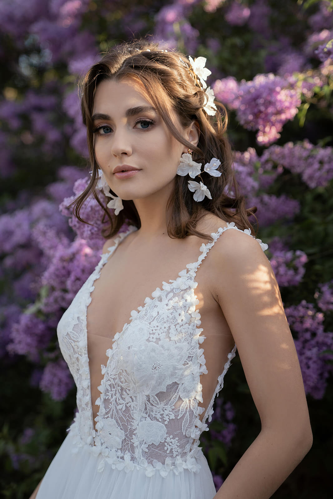 Brautkleid Rosaline: Porträt der Braut mit Spitzenträgern und tiefem V-Ausschnitt