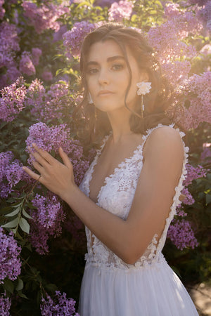 Brautkleid Rosaline mit Blütenspitze auf transparentem Oberteil, Braut mit Flieder