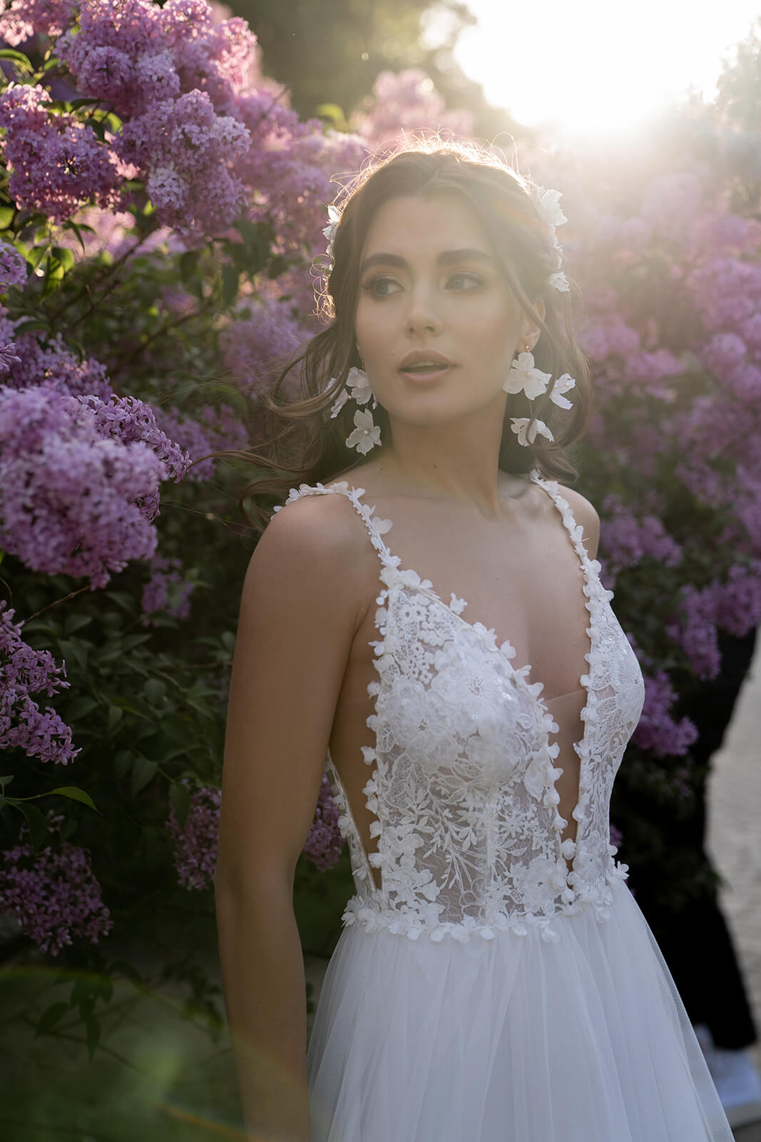 Brautkleid Rosaline mit tiefem V-Ausschnitt und Blütenspitze auf transparenter Korsage