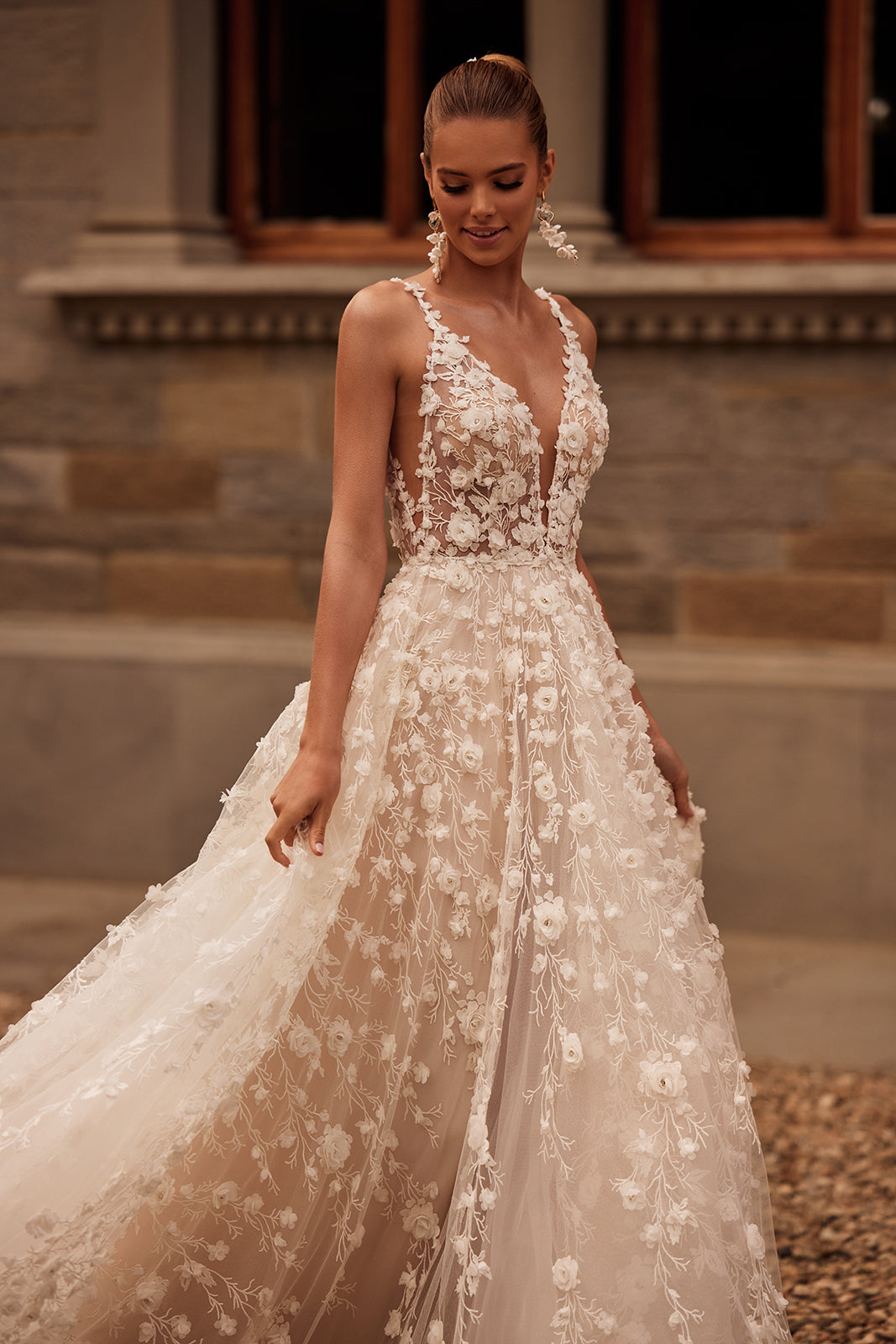 Brautkleid Samsara mit 3D-Blütenspitze, tiefer V-Ausschnitt und A-Linien-Rock, Halbfigur