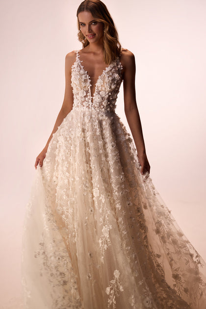 Romantic 3d lace wedding dress Samsara from DAMA Couture (studio photo)