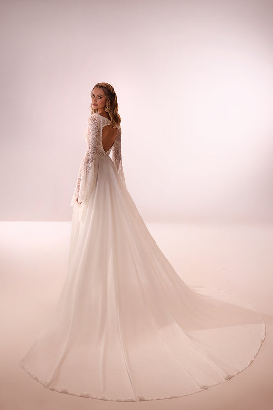 Brautkleid Saskia von hinten, Spitzenrücken und weicher Rock im Boho-Stil