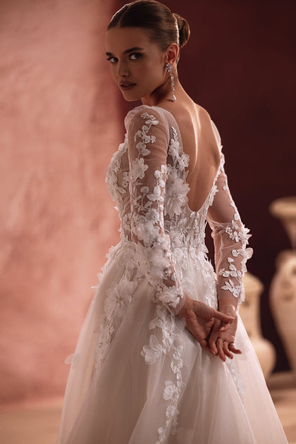 Eine Nahaufnahme der Stickerei und Spitzenapplikationen von Semiramida zeigt feines Handwerk und luxuriöse Details.