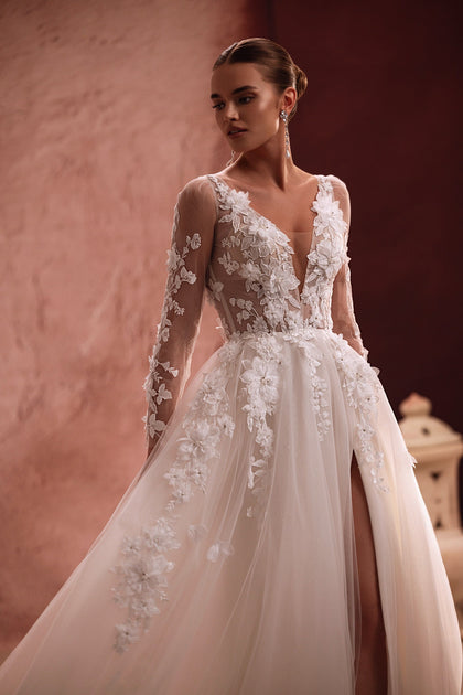 Das Semiramida-Kleid von DAMA Couture besitzt ein transparentes Mieder mit floraler Stickerei und 3D-Applikationen – eine romantische und ätherische Ausstrahlung.