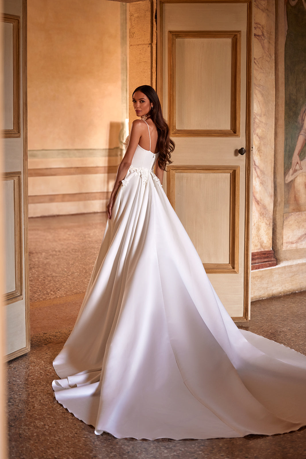 Brautkleid Seraphine von hinten, glatter Satin ohne Verzierung und weicher Rock