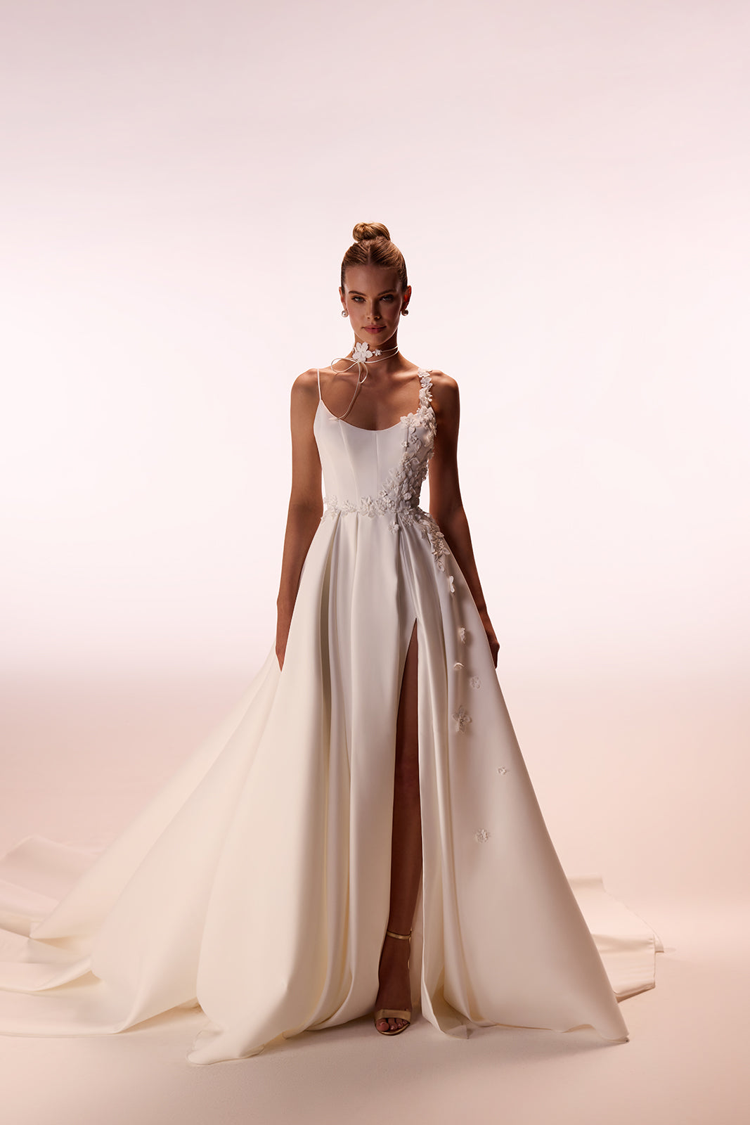 Brautkleid Seraphine im Studio, tailliertes Oberteil geht in einen weichen Rock über