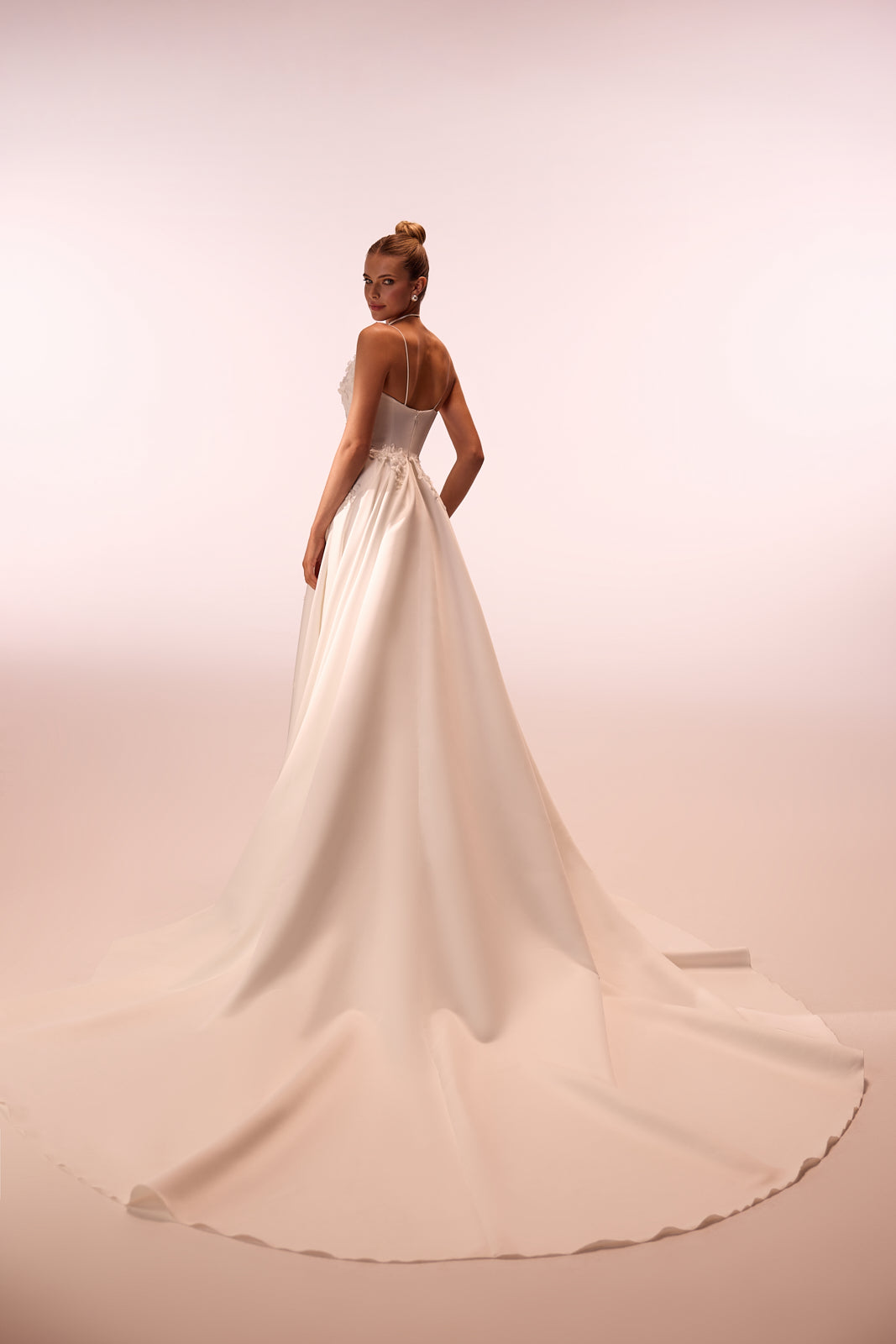 Brautkleid Seraphine im Studio von hinten, ganze Silhouette in schlichtem Satin