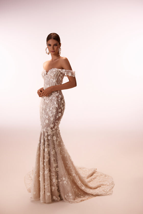 Brautkleid Stormi von vorn: schulterfreie Träger und figurnahe Blütenspitze