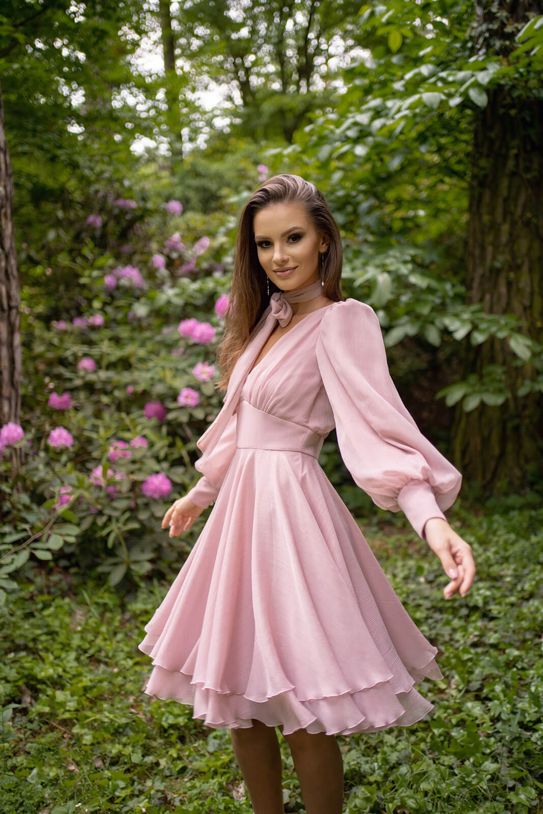 Poppy Pink – short evening dress seen from the back.