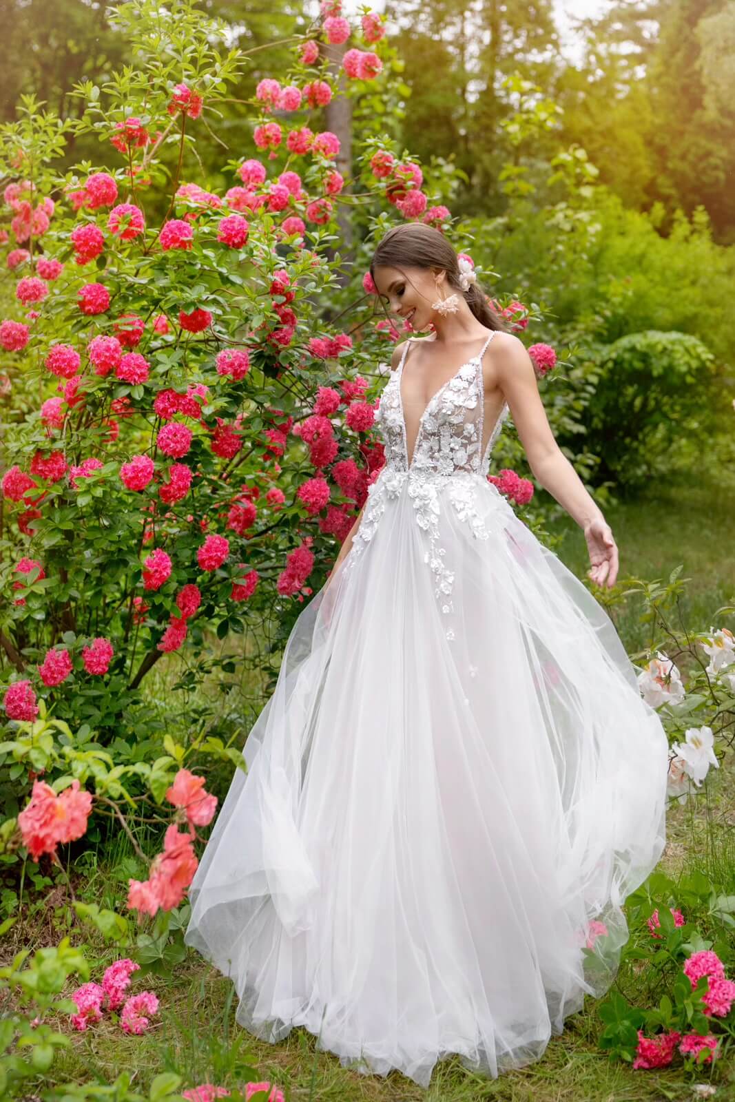 Brautkleid Alissa in ganzer Silhouette, Tüllrock in Beige, Rosé und Ecru