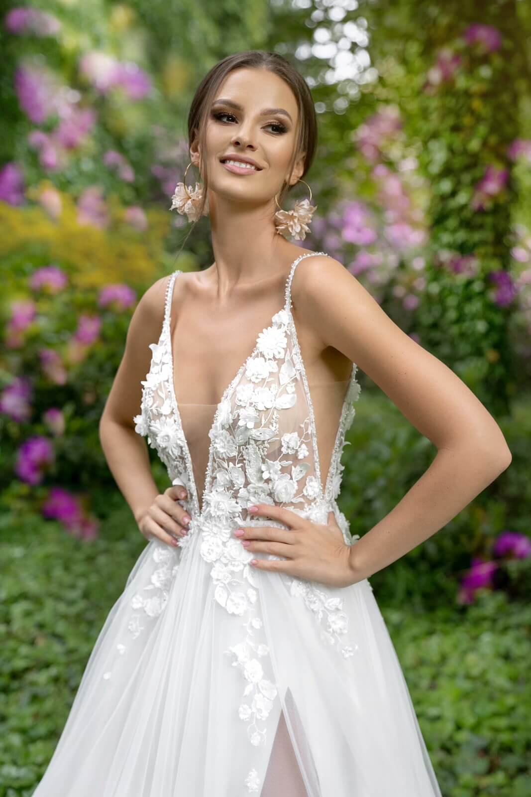 Brautkleid Alissa in Bewegung, der Tüllrock schwingt und zeigt den hohen Beinschlitz