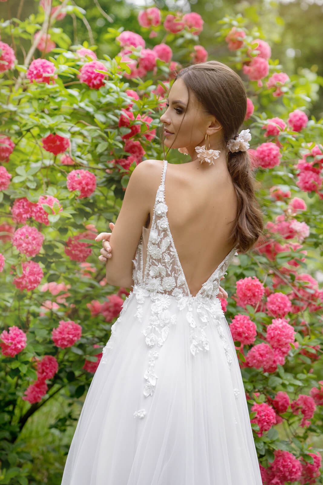 Brautkleid Alissa im Halbprofil, Corsage mit Perlen über fließendem Tüll