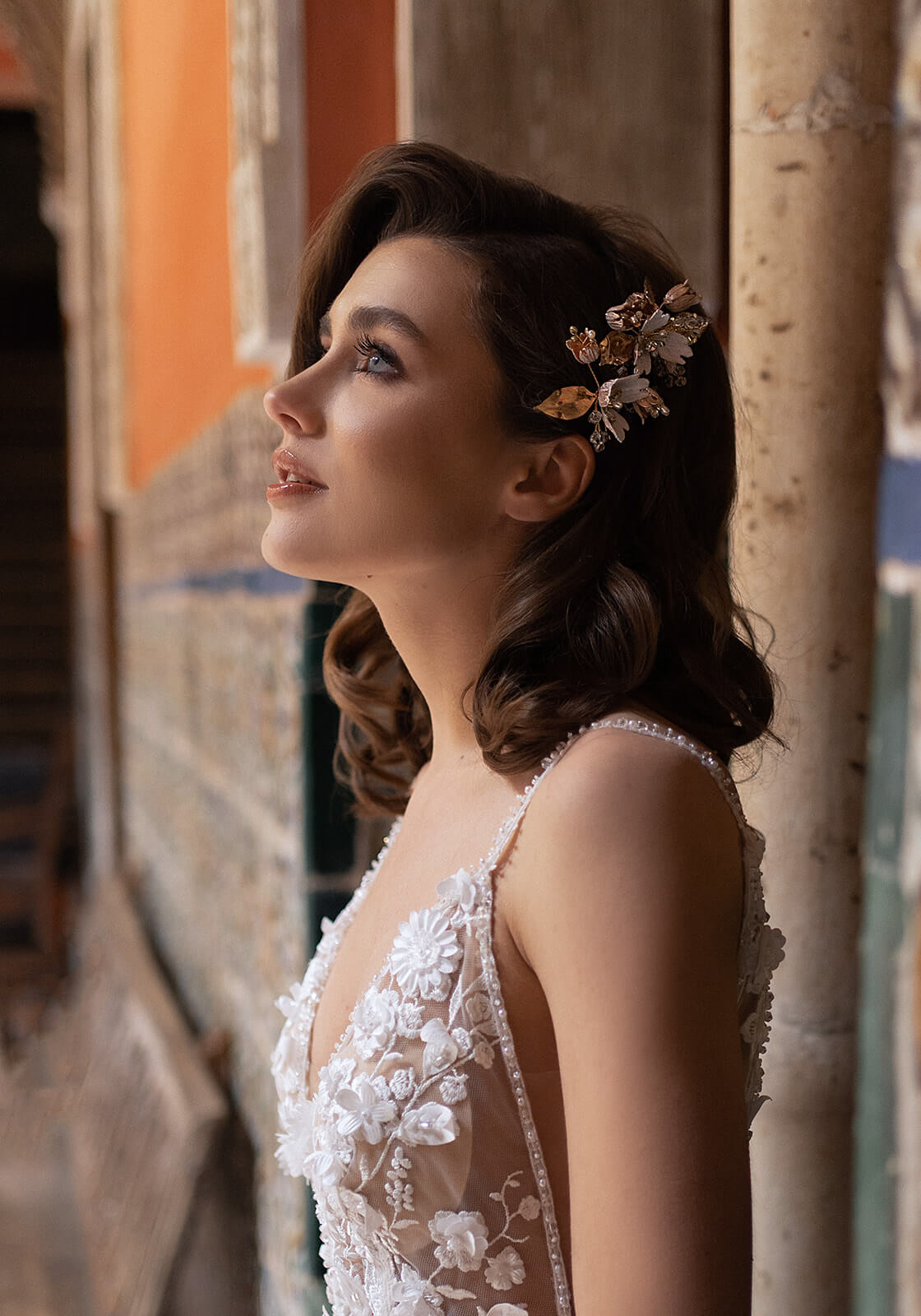 Alissa Brautkleid in ganzer Figur von vorn, handgelegte Blütenblätter auf der Corsage
