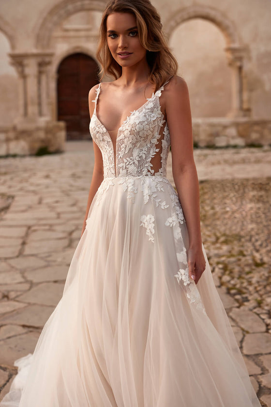 Brautkleid Avril in A-Linie, matte Blumenspitze auf der Corsage und Tüllrock in Blush
