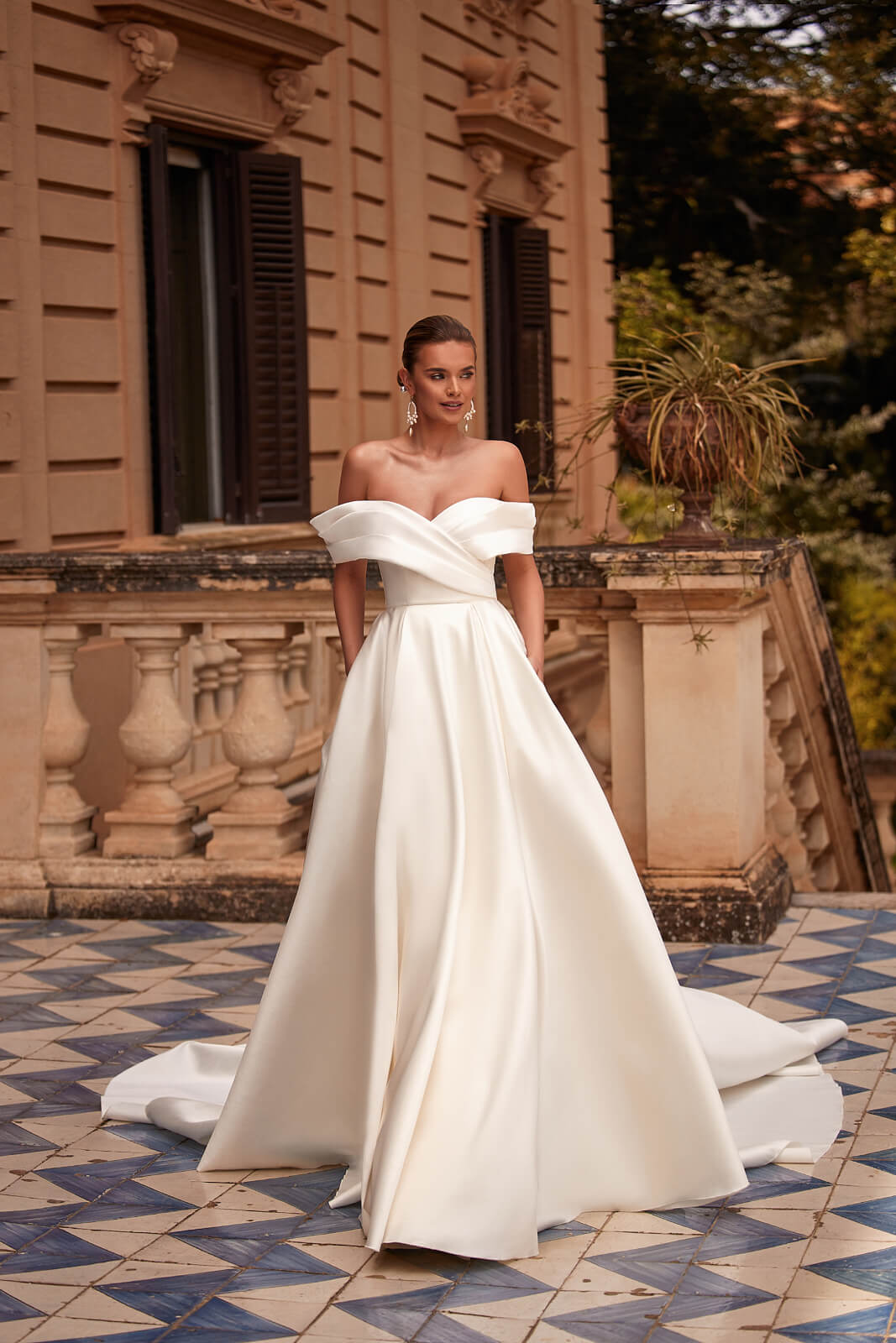 Wedding dress Bona – A-line wedding dress by DAMA Couture.