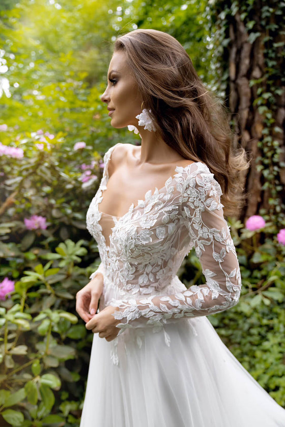 Brautkleid Calista im Profil, transparenter Spitzenärmel und Blattmuster auf der Corsage