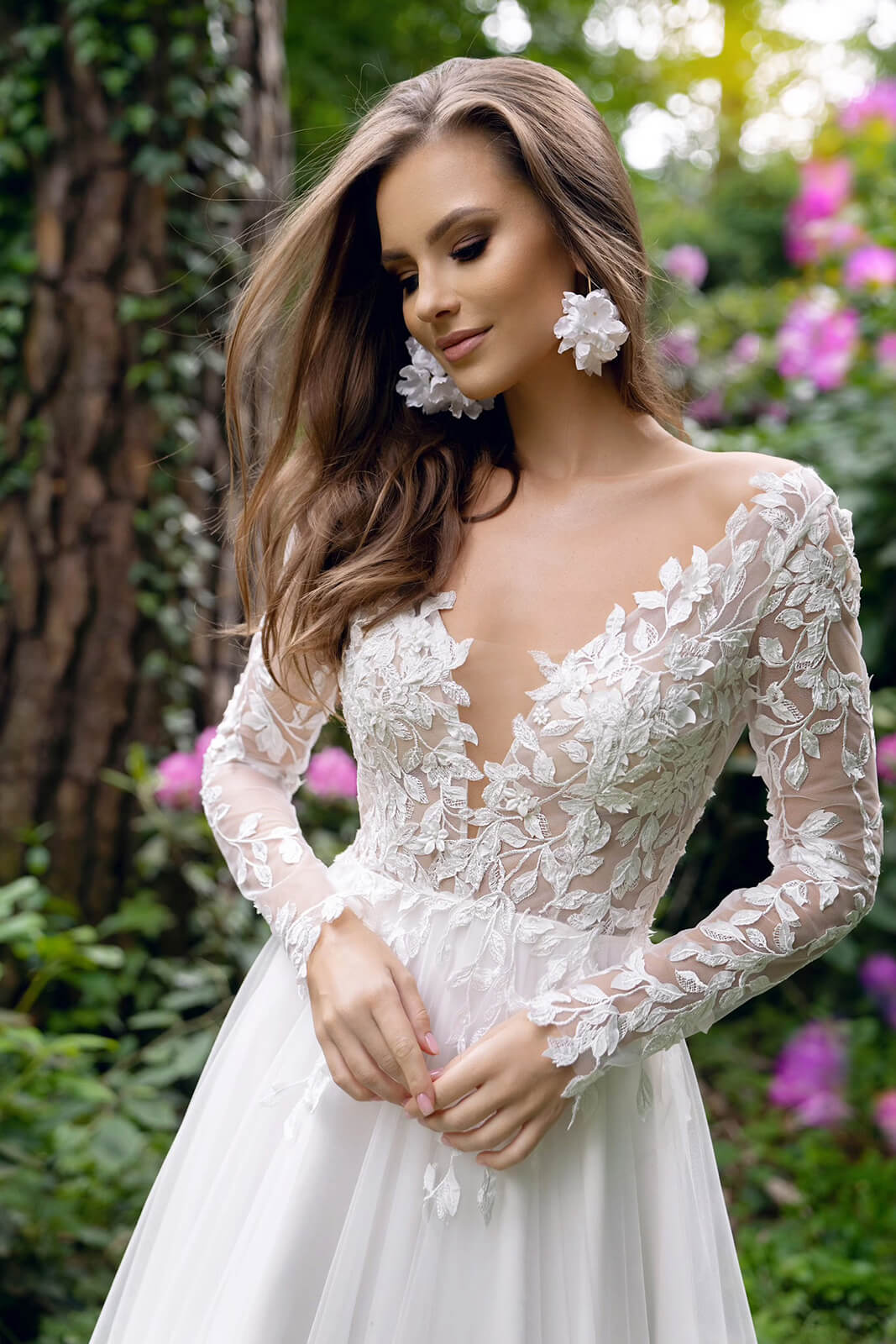 Brautkleid Calista mit langen Spitzenärmeln und Blattranken auf dem Oberteil, im Garten