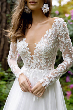 Brautkleid Calista, Nahaufnahme der Corsage mit tiefem V-Ausschnitt und Blattspitze