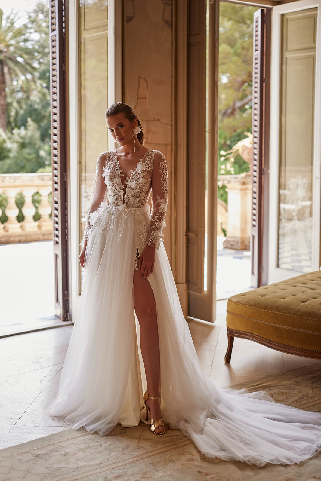 Brautkleid Octavia in ganzer Figur, Tüllrock mit Schlitz und goldene Schuhe