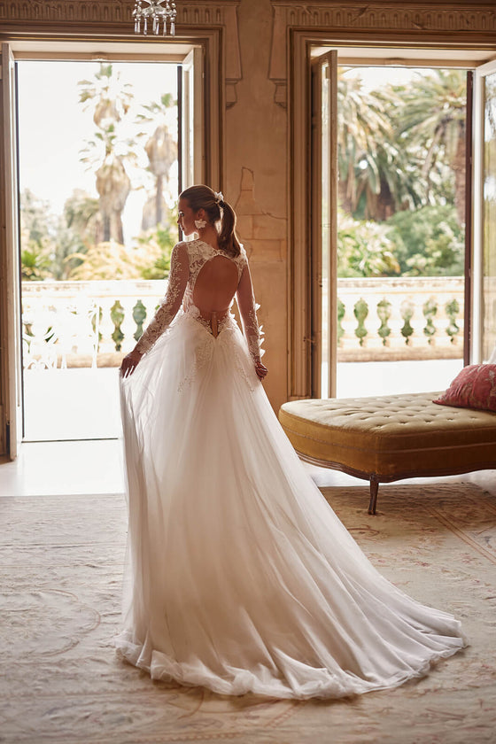 Brautkleid Octavia von hinten, offener Rückenausschnitt und Tüllschleppe im Saal