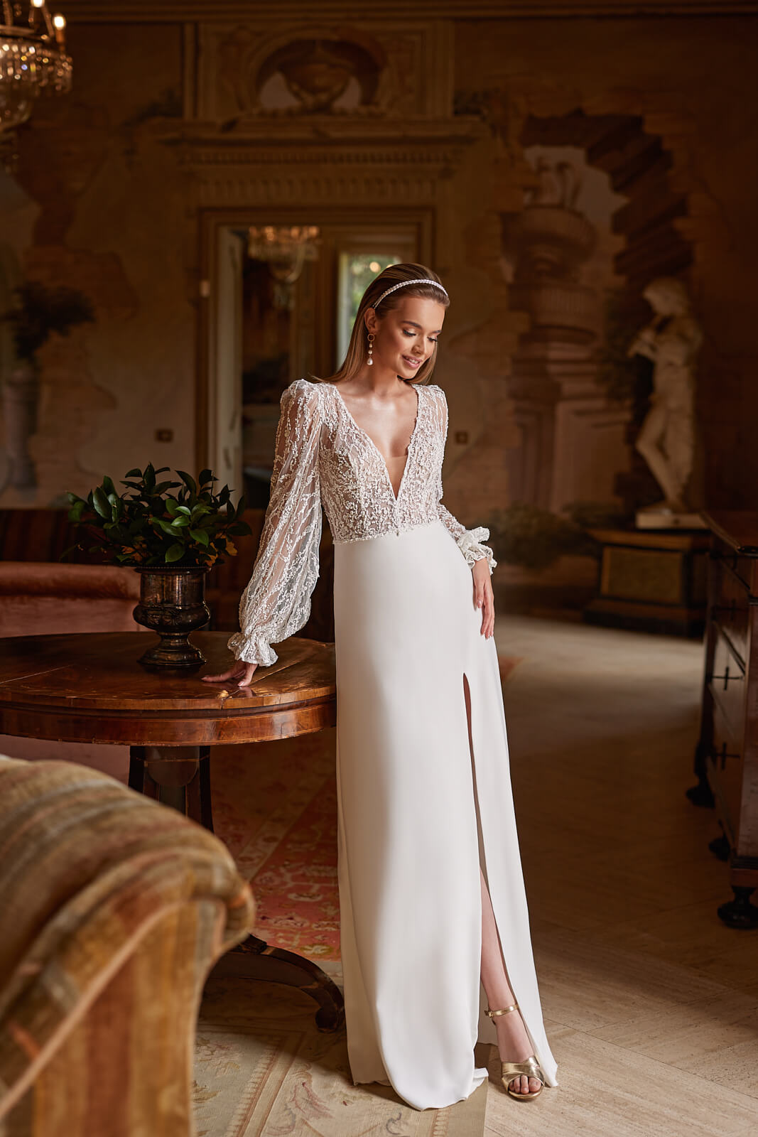 Brautkleid Paula in schmaler Linie, Spitzenoberteil und hoher Beinschlitz, ganze Silhouette