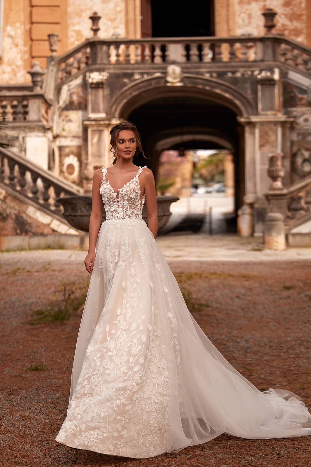 Brautkleid Sanah in A-Linie in ganzer Figur, Blütenapplikationen auf Tüll vor der Villa