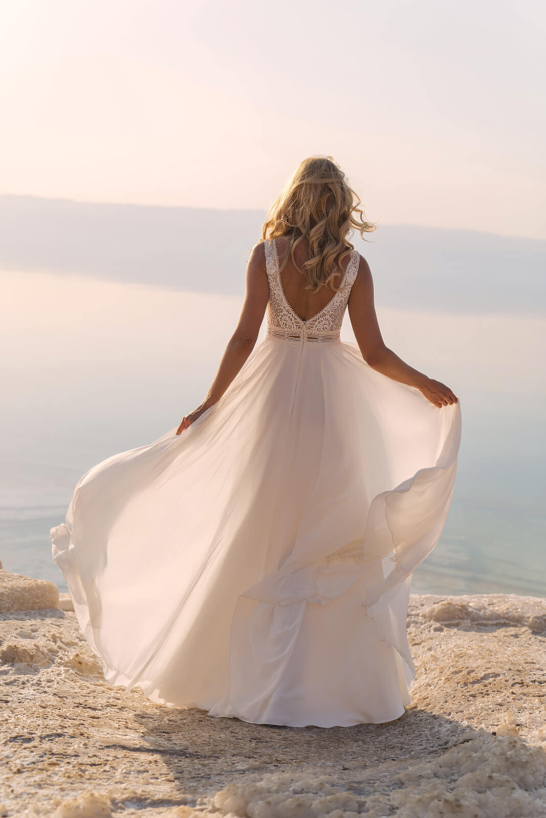 Brautkleid Atena von hinten, V-Rückenausschnitt aus Spitze und weit gehaltener Chiffonrock