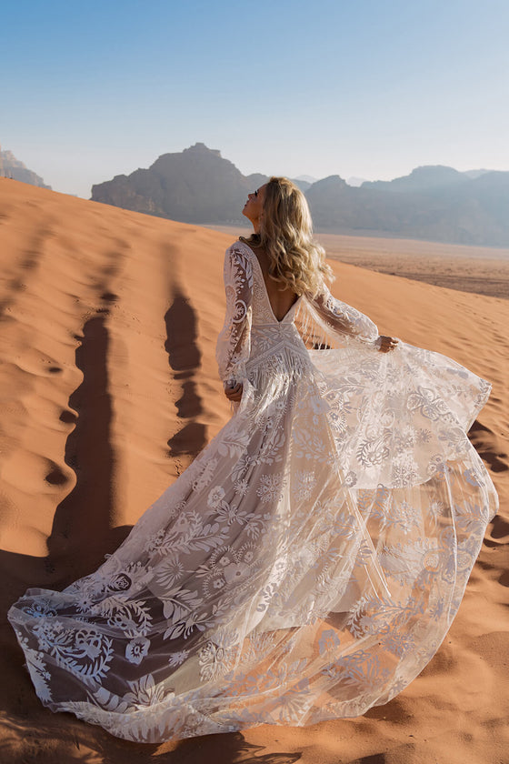 Brautkleid Onava, lange Ärmel aus Spitze über dem weichen Tüllrock