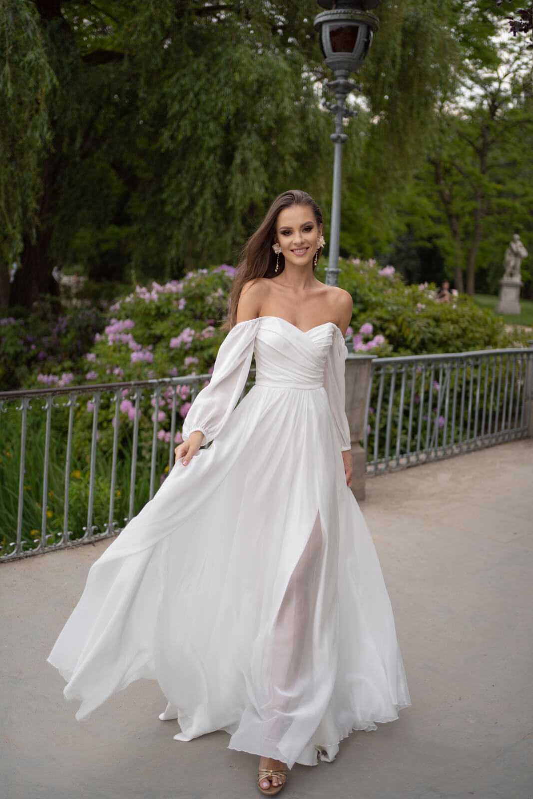Pola – close-up of the wedding dress.