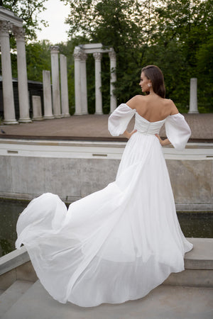 Brautkleid Pola von hinten: offener Rückenausschnitt und wehender Chiffonrock mit Schleppe