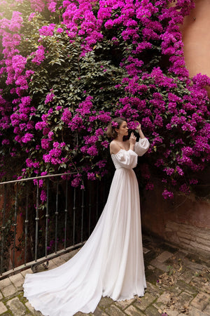 Brautkleid Pola in A-Linie mit ausgebreiteter Schleppe auf Kopfsteinpflaster, ganze Silhouette