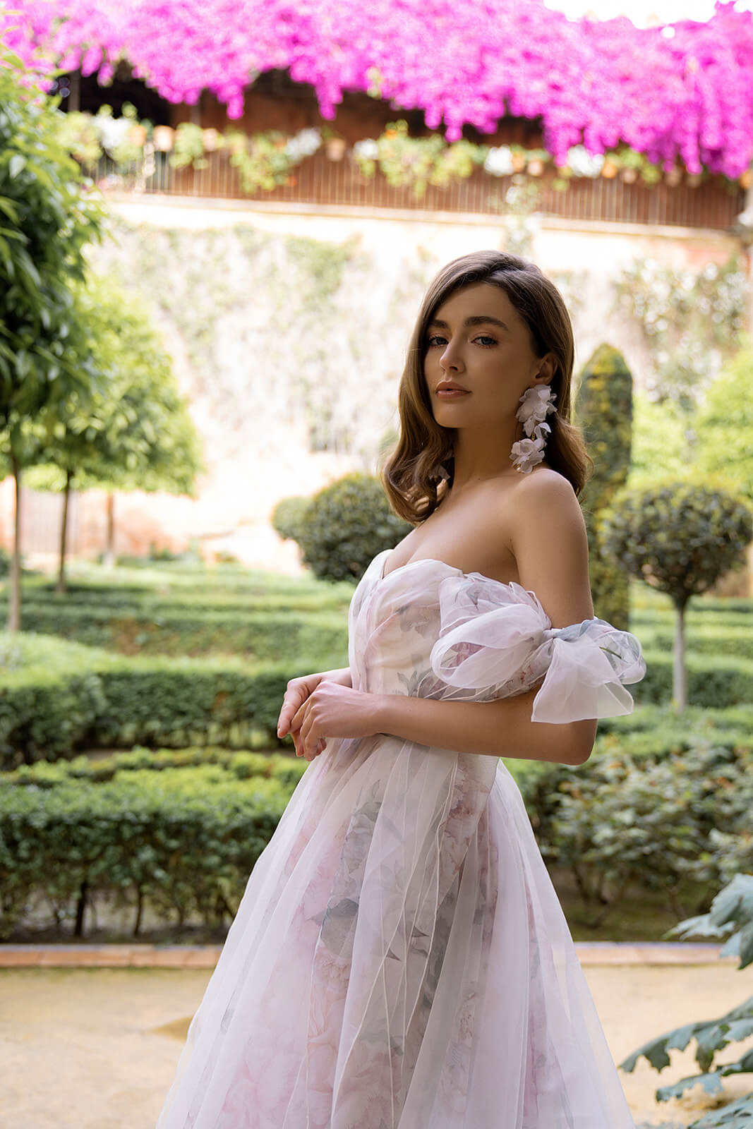 Brautkleid Peony im Gartenpark, geblümter Organzarock und Puffärmel von vorn