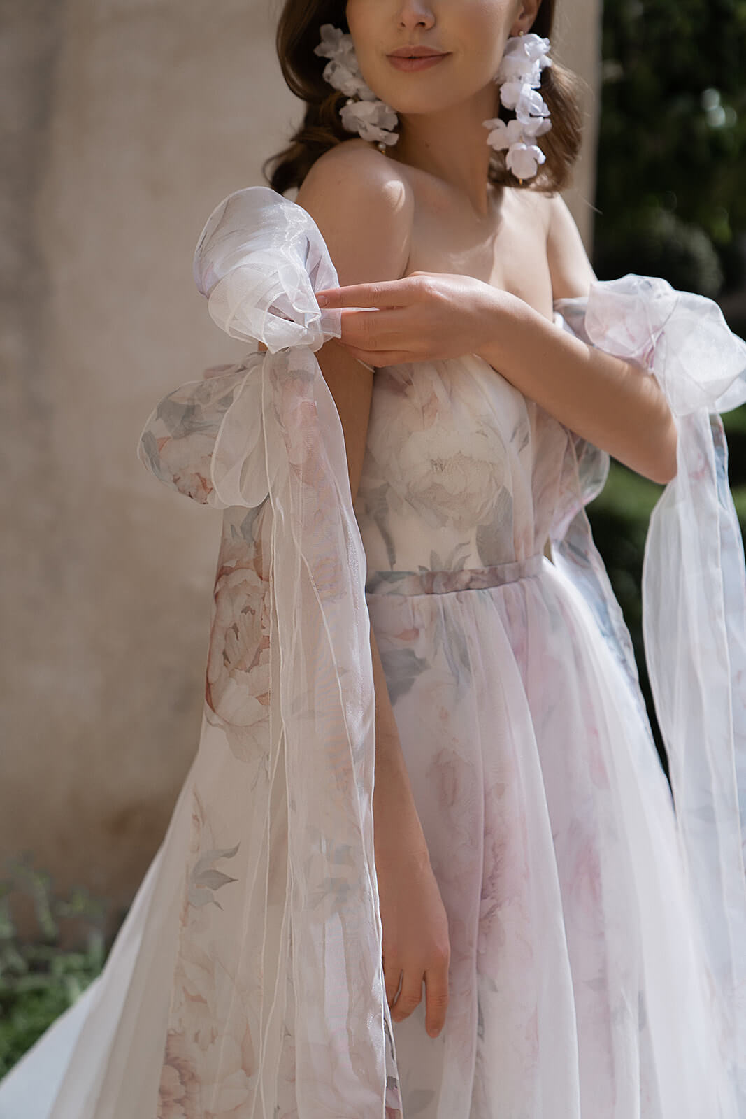 Brautkleid Peony, Blumendruck an Corsage und Taille aus der Nähe
