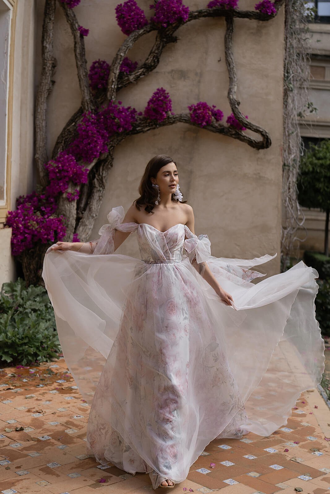 Brautkleid Peony in Bewegung, der Organzarock schwingt weit zur Seite