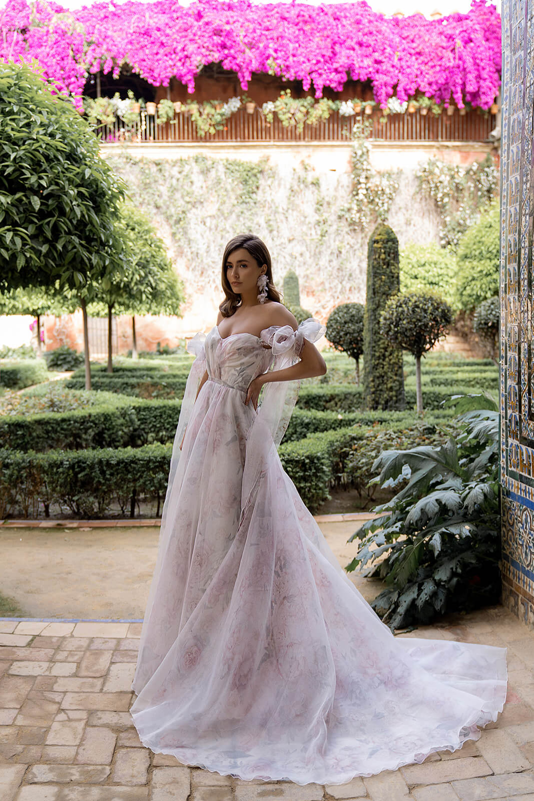 Brautkleid Peony im Garten, ganze Silhouette mit ausgebreiteter Schleppe