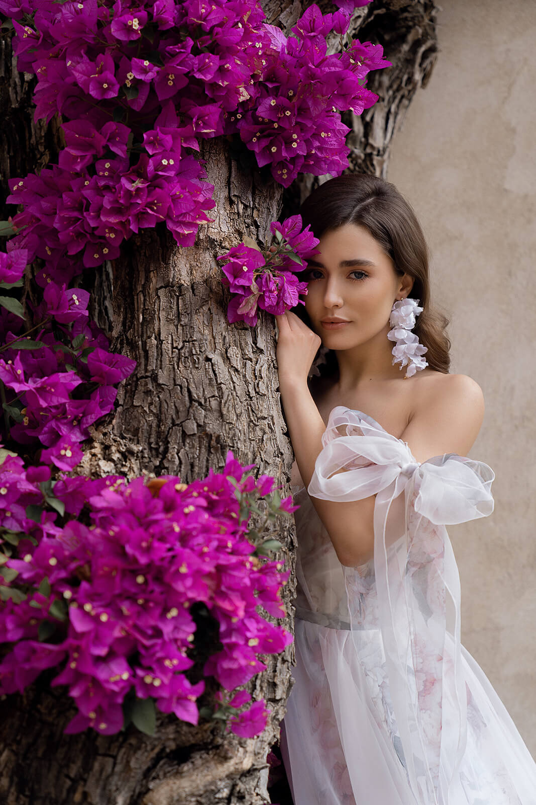 Brautkleid Peony am Baum, schulterfreie Puffärmel und Corsage im Halbporträt