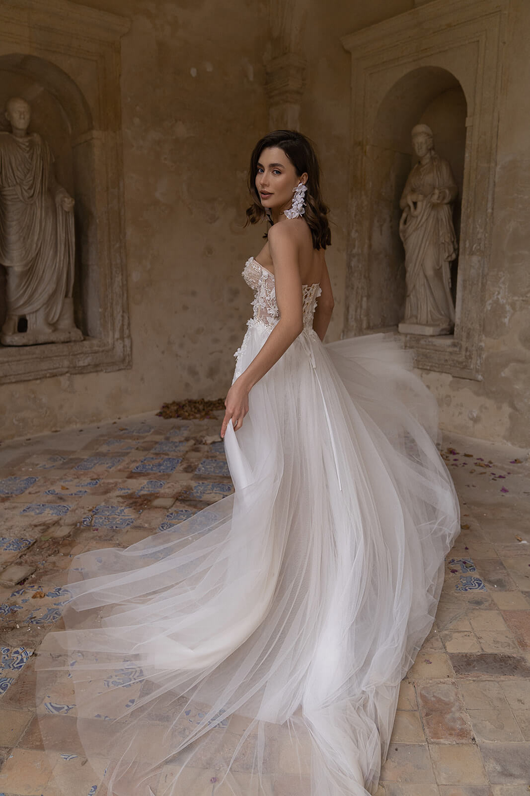 Penelope – wedding dress seen from the back.