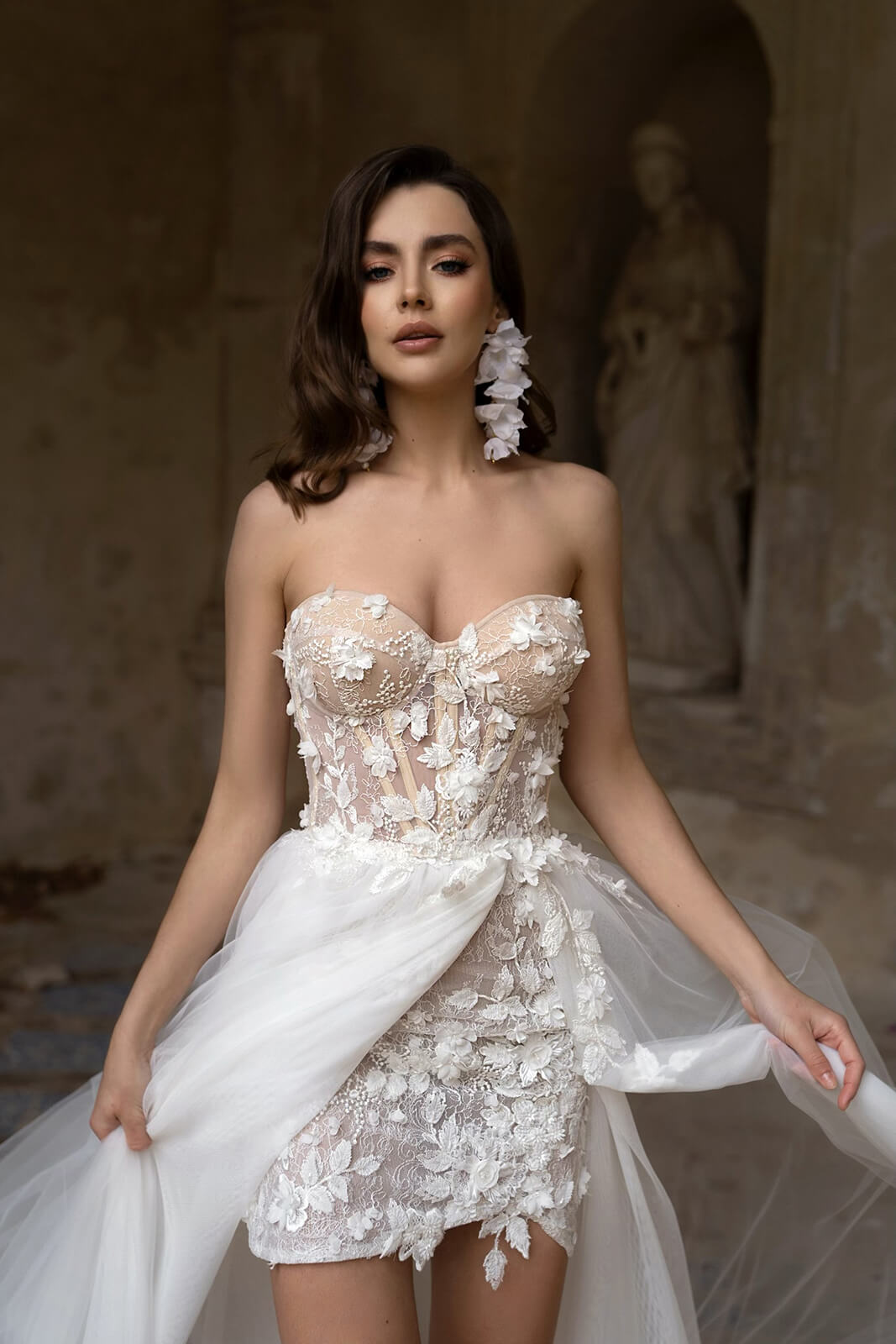 Kurzes Brautkleid Penelope, Corsage mit Herzausschnitt und 3D-Blütenspitze, von vorn