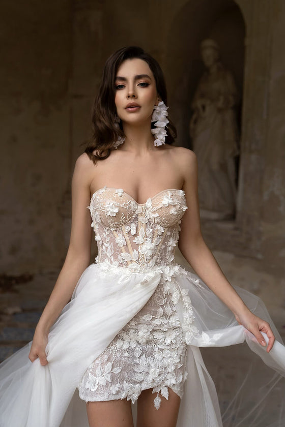 Kurzes Brautkleid Penelope, Corsage mit Herzausschnitt und 3D-Blütenspitze, von vorn
