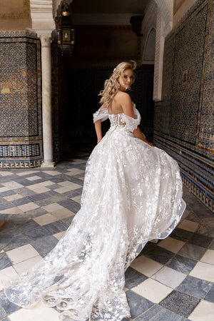 Brautkleid Sarah von vorn im Studio, Corsage und Rock in A-Linie