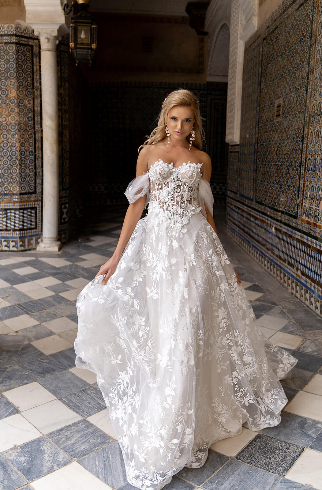 Brautkleid Sarah, Nahaufnahme der gewebten 3D-Spitze mit Blumenmotiven