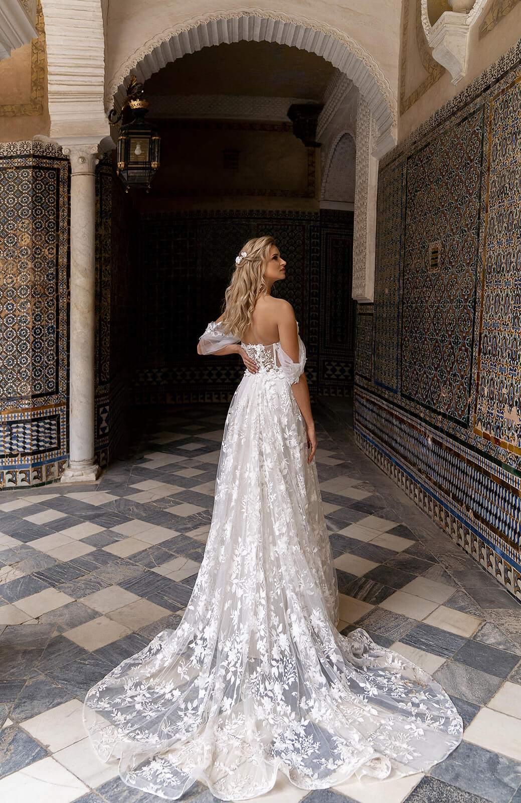 Brautkleid Sarah von hinten, Schnürung und Tüllschleppe in Nahaufnahme