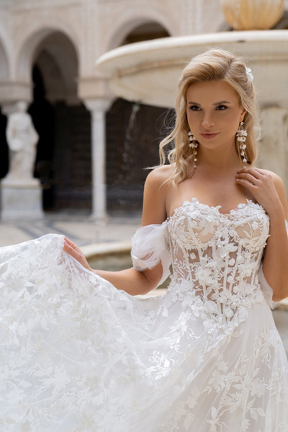 Brautkleid Sarah, Detail der Blumencorsage und der fallenden Off-Shoulder-Ärmel